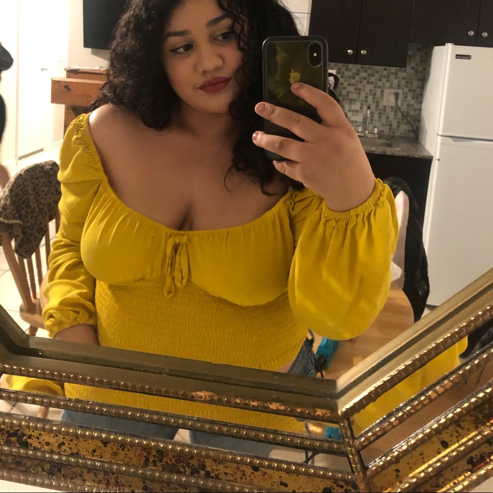 Yellow crop off shoulders top!